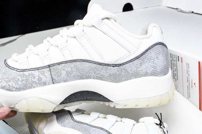 Air Jordan 11 Low HQ7000-001