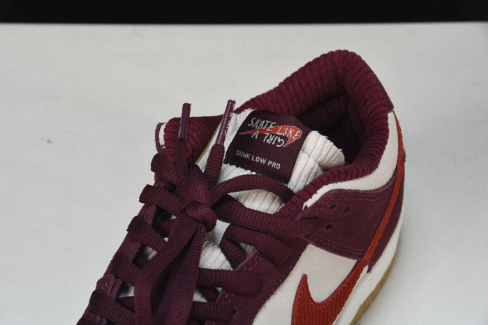 skate like a girl x nike sb dunk low dx4589-600